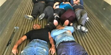 Asegura Patrulla Fronteriza a 33 indocumentados en caja-tráiler