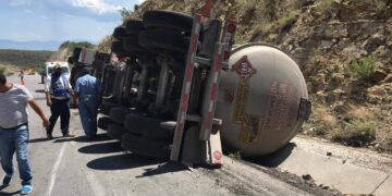 Vuelca trailer de petróleo en ruta Victoria-San Luis Potosí