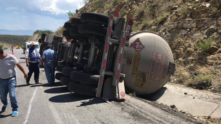 Vuelca trailer de petróleo en ruta Victoria-San Luis Potosí