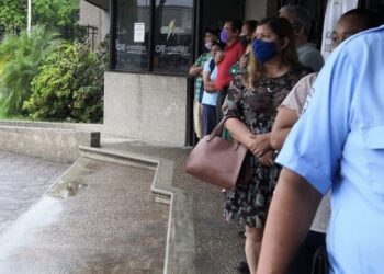 CFE pone en riesgo salud de los victorenses, provoca largas filas