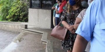 CFE pone en riesgo salud de los victorenses, provoca largas filas