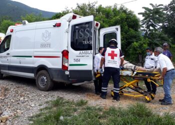 Camioneta aplasta a conductor