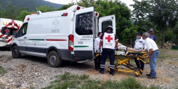 Camioneta aplasta a conductor