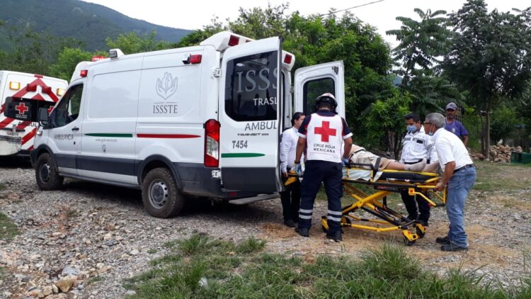 Camioneta aplasta a conductor