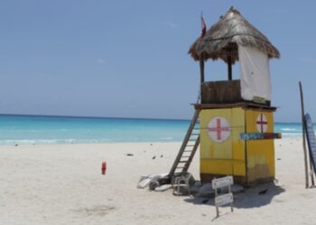 Turistas retornan en forma paulatina a playas de Cancún