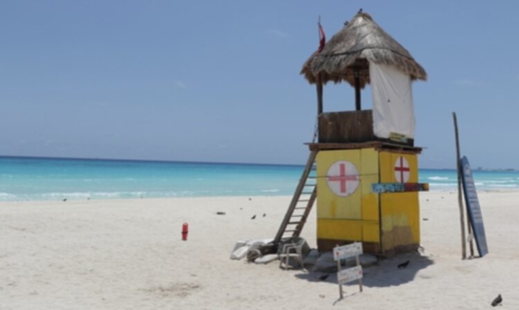 Turistas retornan en forma paulatina a playas de Cancún