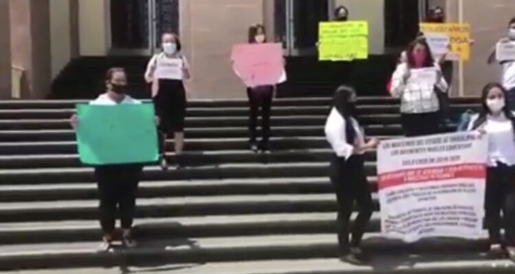 Maestros protestan exigiendo plazas