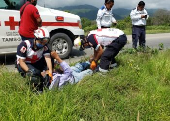 Cobrador se lesiona al caer de moto
