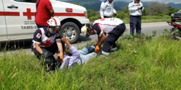 Cobrador se lesiona al caer de moto