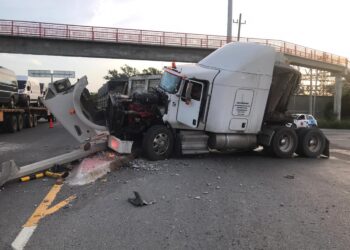 Chofer de trailer a punto de causar tragedia