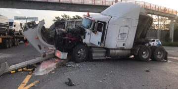 Chofer de trailer a punto de causar tragedia