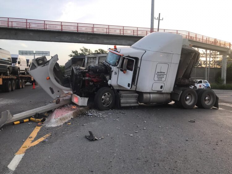 Chofer de trailer a punto de causar tragedia