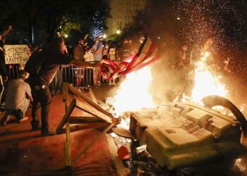Arde bandera de EU frente a la Casa Blanca, en sexto día de disturbios