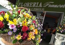 Afecta a florerías cierre de panteones en el Día del Padre