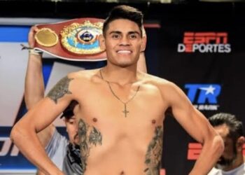 Emanuel Navarrete triunfa en el regreso del boxeo a la Ciudad de México