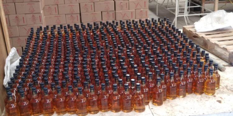 Desmantelan fábrica clandestina de alcohol adulterado