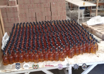 Desmantelan fábrica clandestina de alcohol adulterado