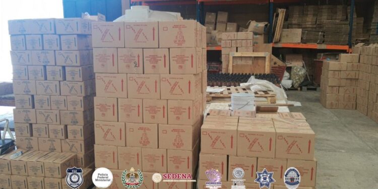 Desmantelan fábrica clandestina de alcohol adulterado