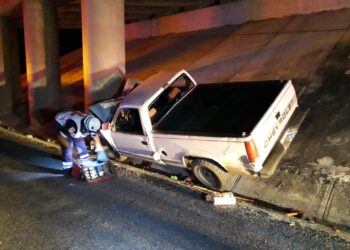 Desconocido se mata al chocar su camioneta