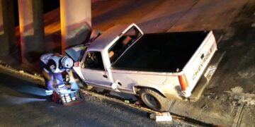 Desconocido se mata al chocar su camioneta