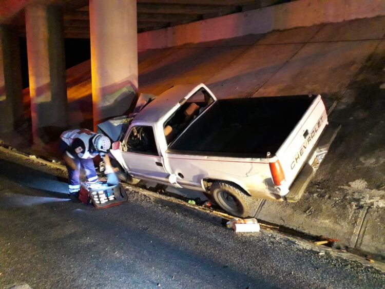 Desconocido se mata al chocar su camioneta
