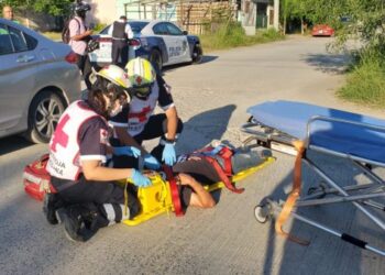 Empleados se lesionan en choque de auto contra poste