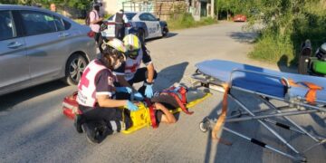 Empleados se lesionan en choque de auto contra poste