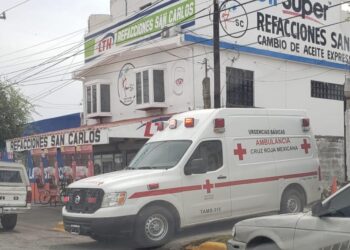 Albañil cae de techo y se lesiona