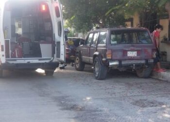 Sexagenario cae de segundo piso