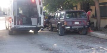 Sexagenario cae de segundo piso