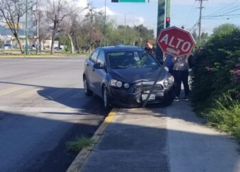 Chofer estrella su auto en señal