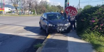 Chofer estrella su auto en señal