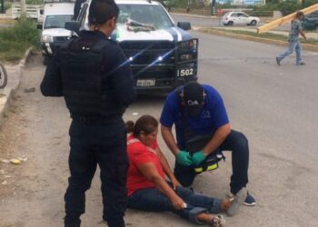 Bicicleta arrolla a vendedora de flores