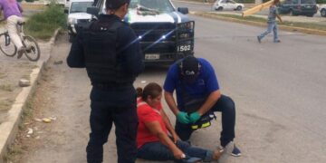 Bicicleta arrolla a vendedora de flores