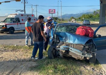 Mujer queda prensada en choque