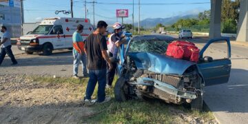 Mujer queda prensada en choque
