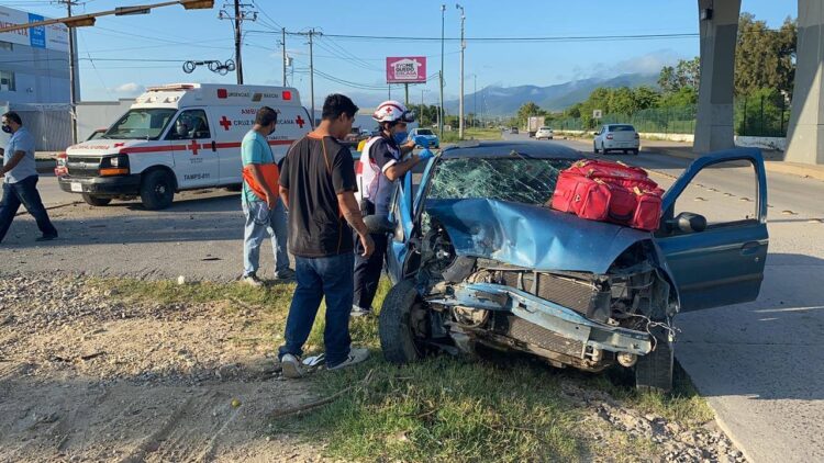 Mujer queda prensada en choque