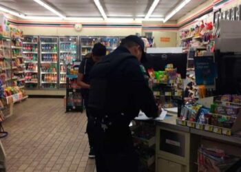 Atracan ladrones en Farmacia