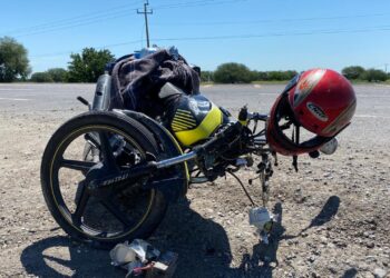 Grave motociclista al chocar con auto