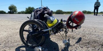 Grave motociclista al chocar con auto