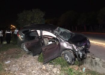 Vuelca camioneta y chofer sale lesionado