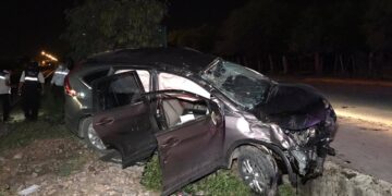 Vuelca camioneta y chofer sale lesionado