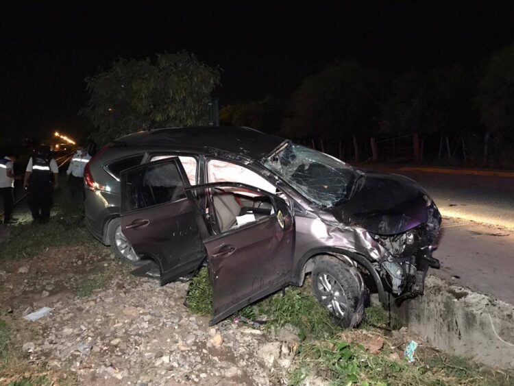 Vuelca camioneta y chofer sale lesionado