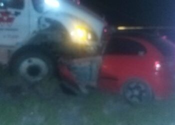 Muere chofer al estrellar auto con camión sobre carretera Victoria-Jaumave