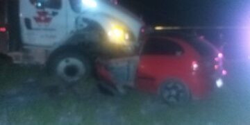 Muere chofer al estrellar auto con camión sobre carretera Victoria-Jaumave