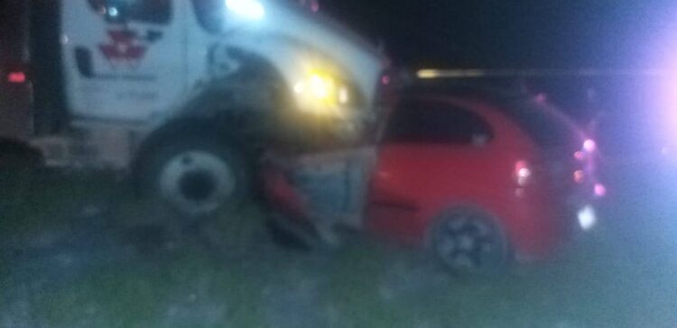 Muere chofer al estrellar auto con camión sobre carretera Victoria-Jaumave