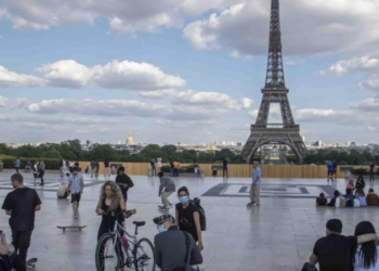 Francia abrirá cines, casinos y permitirá deportes de equipo a partir del  lunes