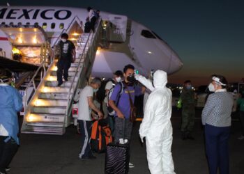 Retornan 54 connacionales mediante el puente aéreo México-China