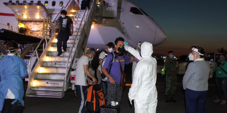 Retornan 54 connacionales mediante el puente aéreo México-China