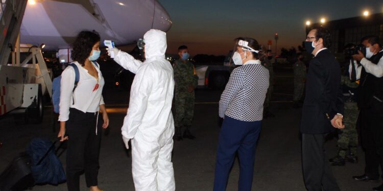 Retornan 54 connacionales mediante el puente aéreo México-China